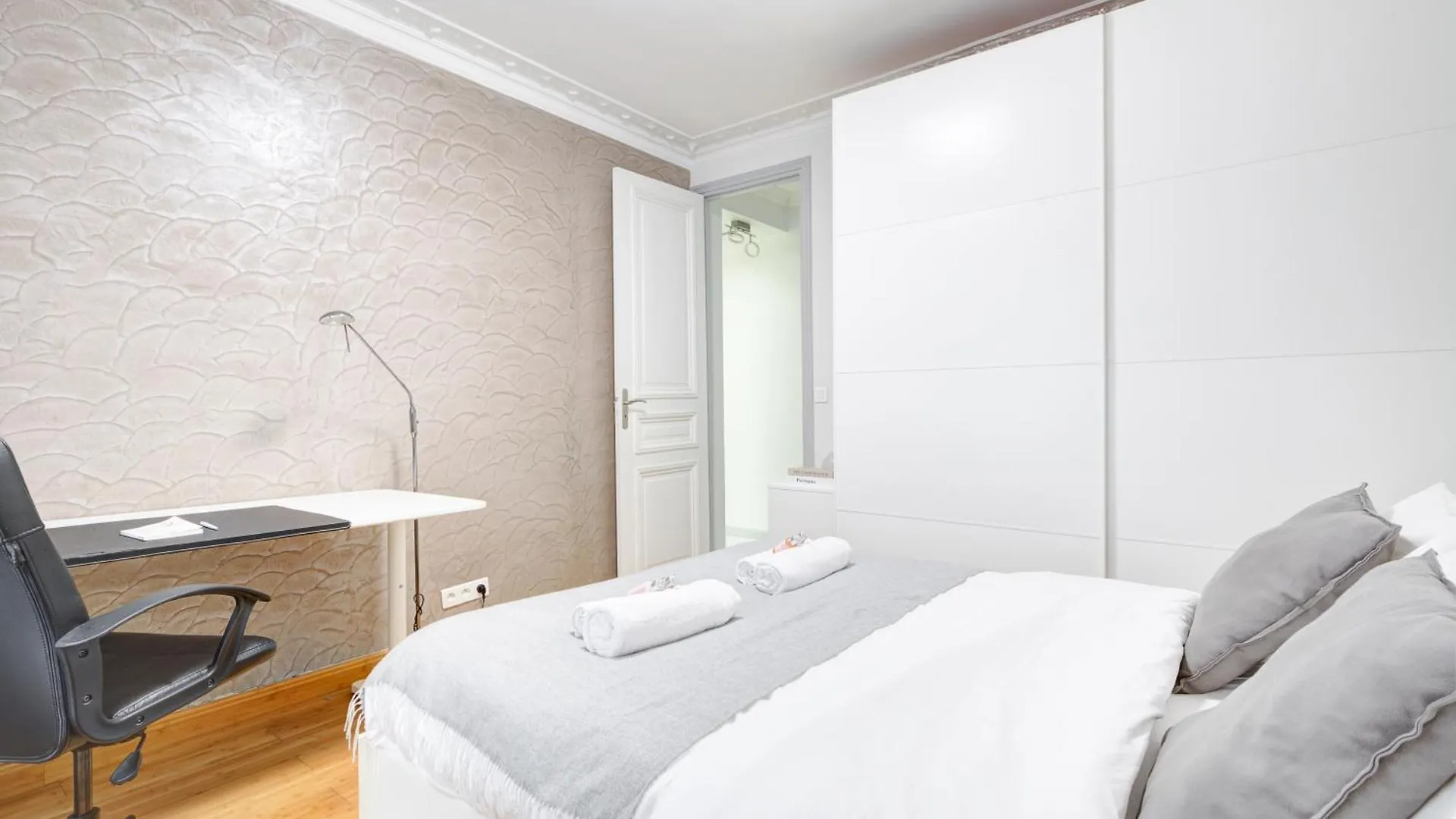 Place De La Republique - Haussmannienne Apartment Paris